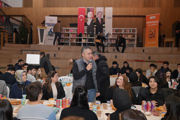Başkan Vekili Aksoy, gençlerle iftar yaptı<