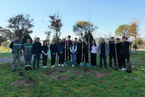 Çayırovalı öğrenciler, fidanları toprakla buluşturdu<