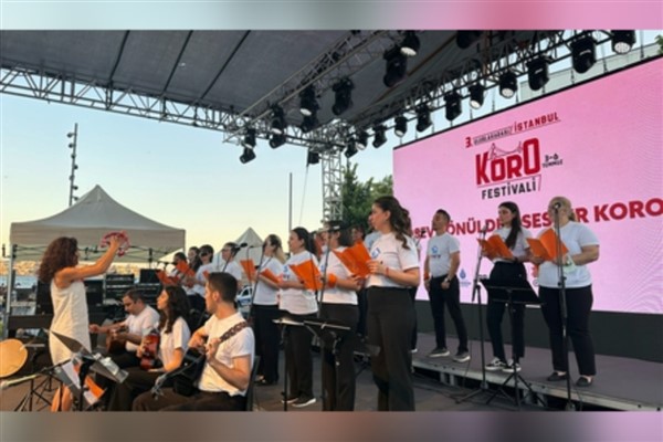 LÖSEV Gönüllü Korosu, İBB Korolar Festivali'nde farkındalık yarattı<