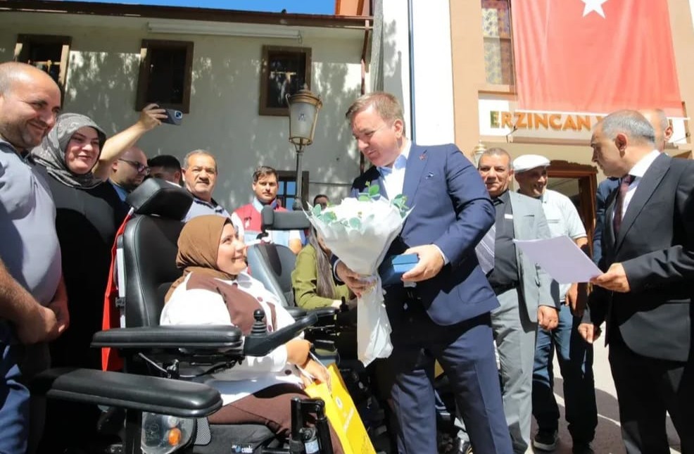 Erzincan’da 24 engelli vatandaşa akülü araç dağıtıldı<
