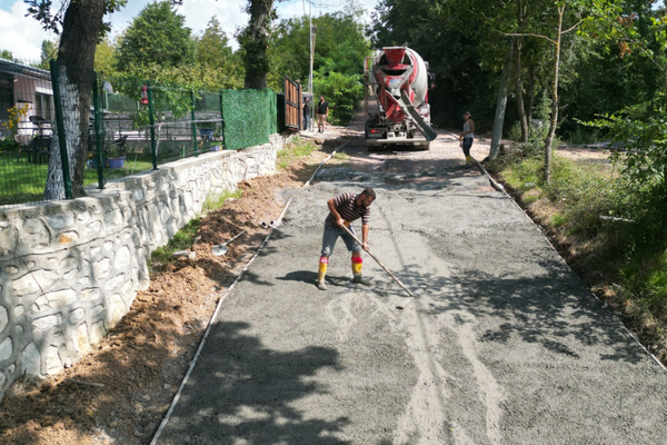 İzmit Belediyesi Dağköy'de beton yol çalışması yaptı