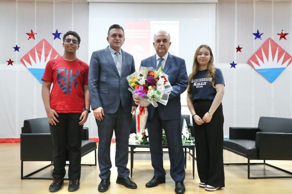 Vali Erol, öğrencilerle tecrübelerini paylaştı<