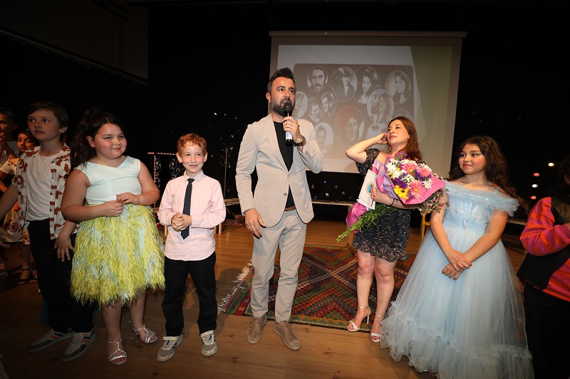 Menderes'te ‘Bir Zamanlar “Ünlü”ydüm müzikal tiyatrosunun prömiyeri sahnelendi<
