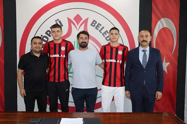 Karaköprü Belediyespor’da 2 genç futbolcu profesyonel sözleşme imzaladı<