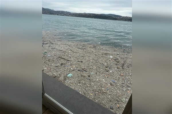 İstanbul’da lodosun ardından sahilde atık birikti