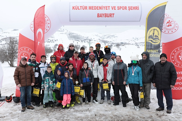 Bayburt’ta kurtuluş kayak kupası düzenlendi<