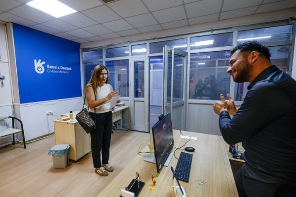 İzmir’de işitme engelli yurttaşlar için erişilebilir hizmetler sürüyor