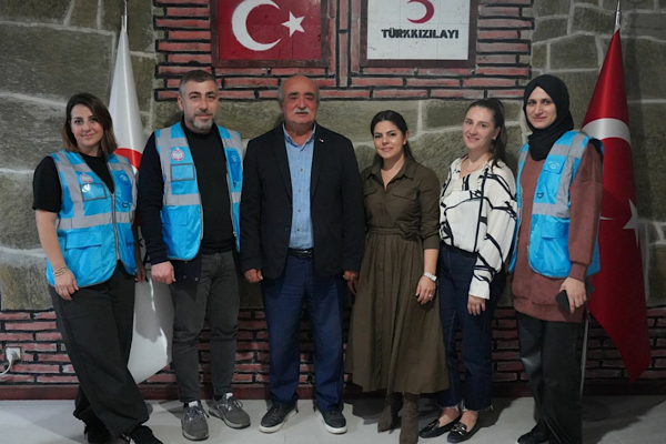 Orhangazi'de Mavi Yeleklilerden Kızılay’a ziyaret<