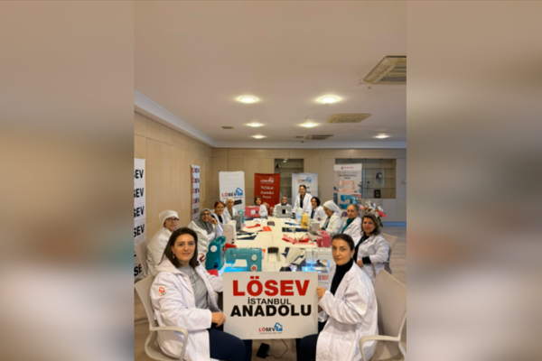 LÖSEV anneleri Bez Çanta Atölyesi'nde bir araya geldi<