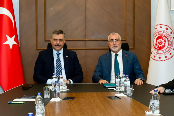 Bakan Çiftçi, Bakan Işıkhan ile bir araya geldi<