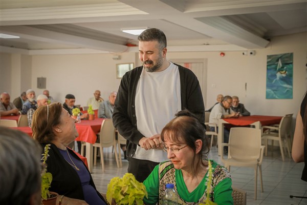 Anneler Günü’nde huzurevi sakinlerine sürpriz ziyaret<