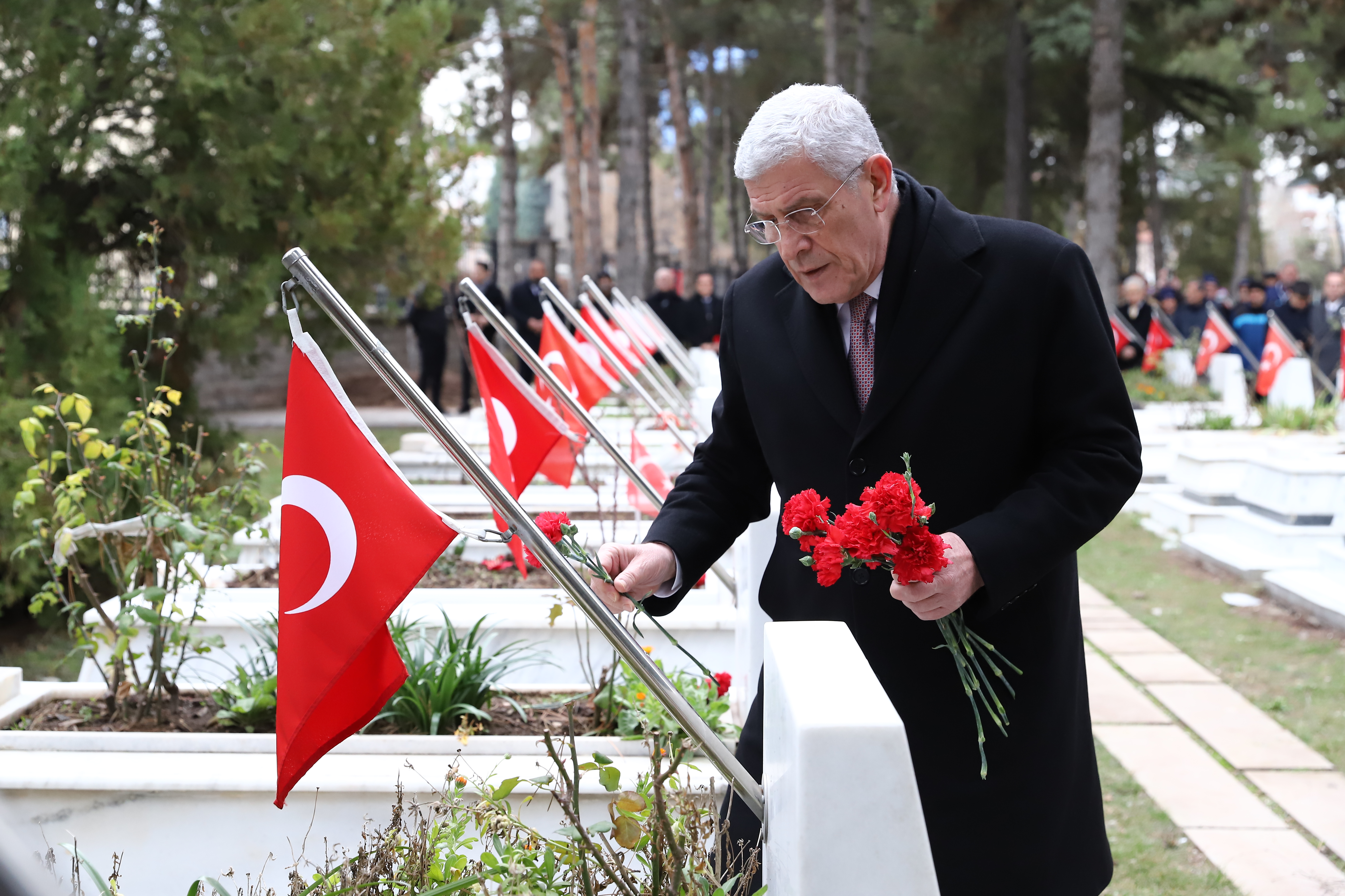 Dervişoğlu, Eskişehir'de hava şehitliğini ziyaret etti