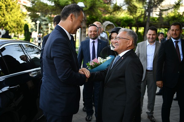 Başkan Büyükkılıç, Kırgız Büyükelçi Kazakbaev’i konuk etti<