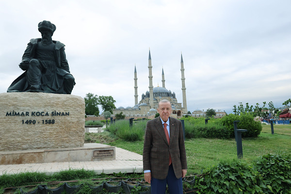 Cumhurbaşkanı Erdoğan, Selimiye Camii önünde fotoğraf çektirdi<