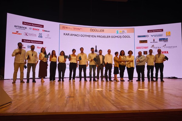 İzmir, Mükemmelliği Arayış Sempozyumu’ndan ödülle ayrıldı<