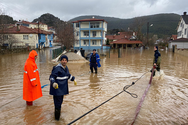 Alanya’da yağış sonrası onarım çalışmaları yürütülüyor<