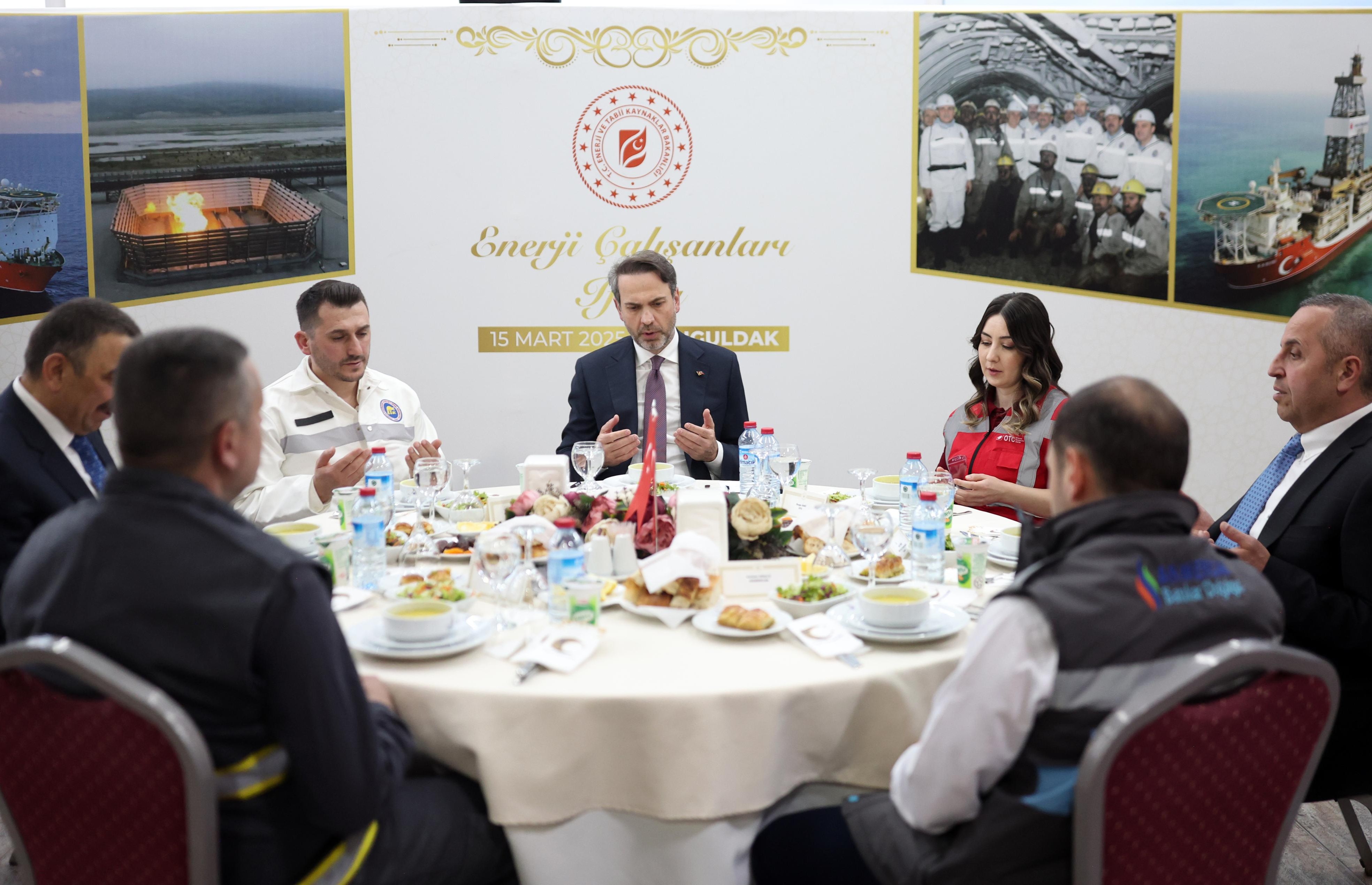 Bakan Bayraktar, Zonguldak’ta enerji ve maden çalışanlarıyla bir araya geldi<