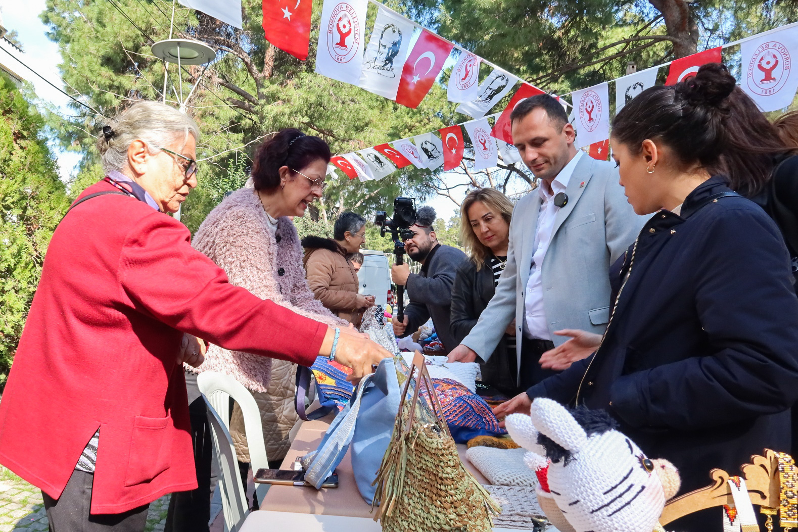 Bornova’da 14 Şubat’a özel “Hediyelik Eşya Günleri” başladı