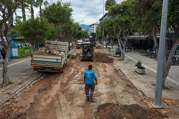 Alanya Atatürk Caddesi’nde altyapı ve asfalt çalışmaları sürüyor<