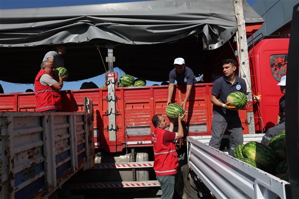 Kayseri Büyükşehir Belediyesi, 17 ton karpuz dağıttı<