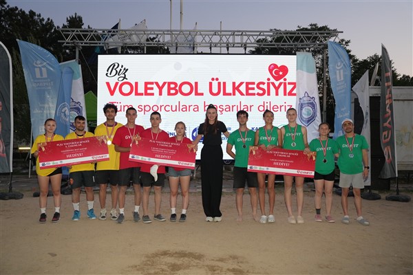 Plaj Voleybolu Şenliği, kupa töreniyle sona erdi<