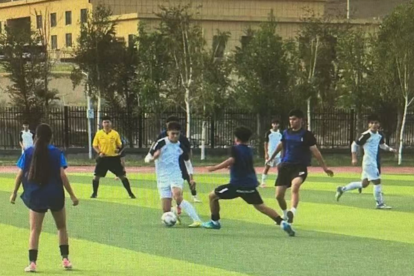 Çin’in Xinjiang Uygur Özerk Bölgesi ile ABD’li gençler arasında dostluk maçı<