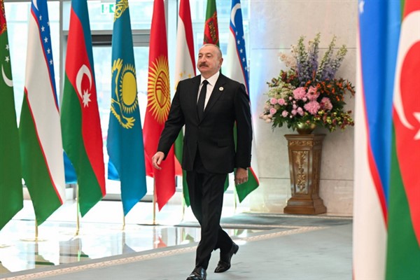 Aliyev, Taşkent’teki zirveye katılmak üzere Kongre Merkezi’ne ulaştı<