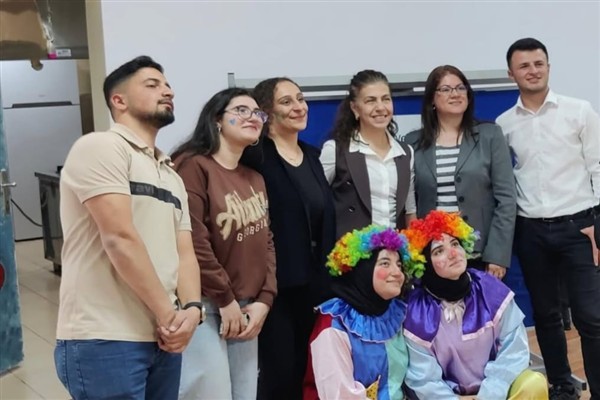 Dicle Üniversitesi Hemşirelik öğrencilerinden çocuklara hijyen eğitimi<