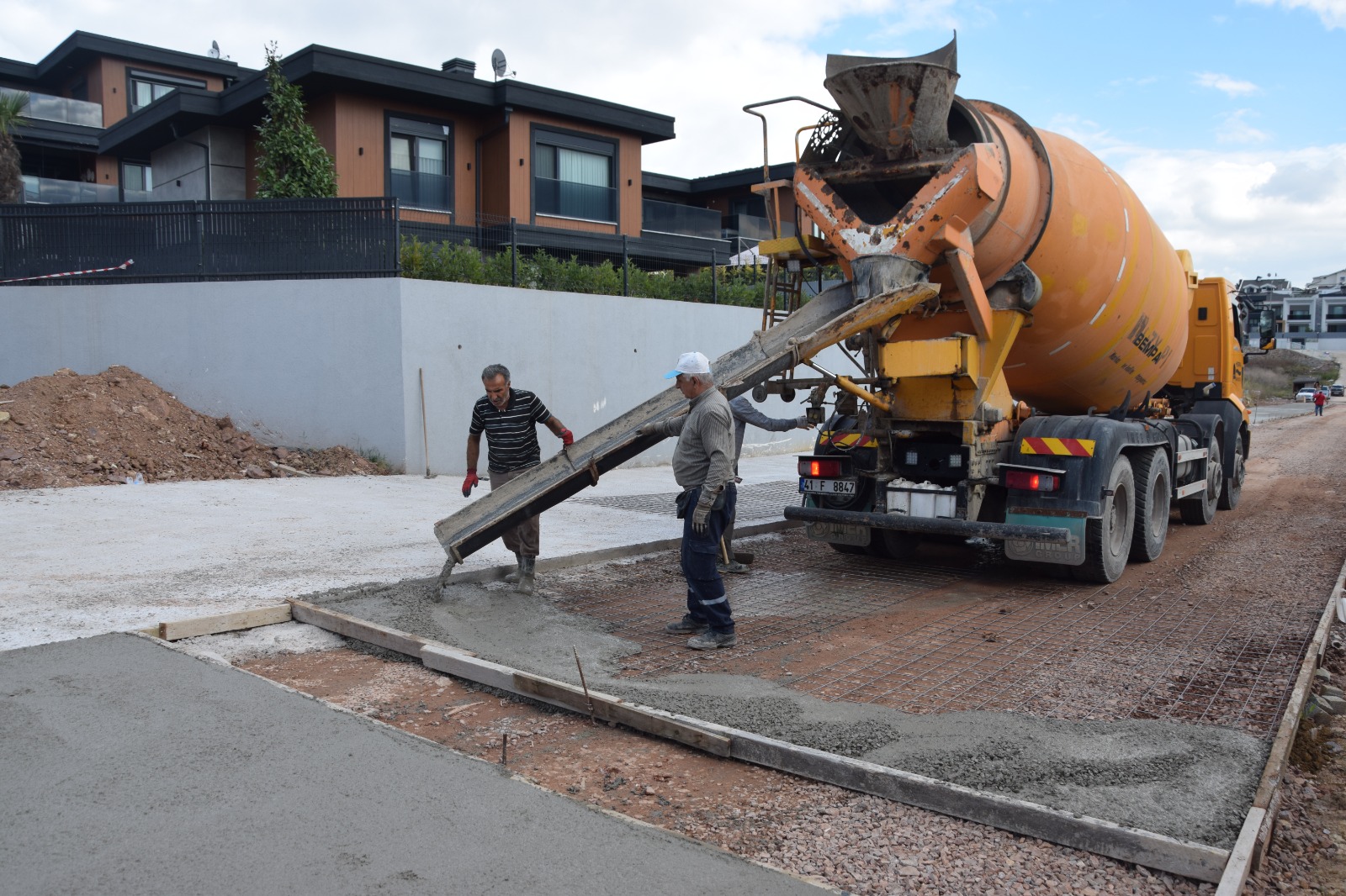 İzmit Belediyesi, Kabaoğlu’nda beton yol çalışmalarını sürdürüyor<