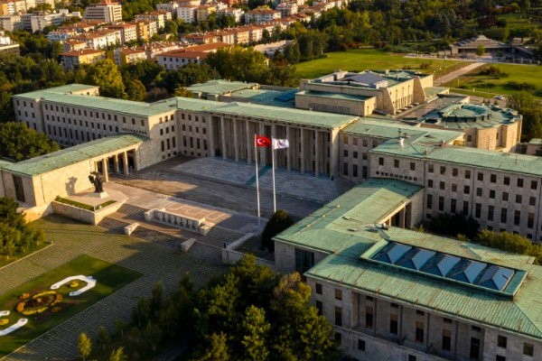 TBMM Başkanı Kurtulmuş, Meclis Atatürk Anıtı'na çelenk bıraktı