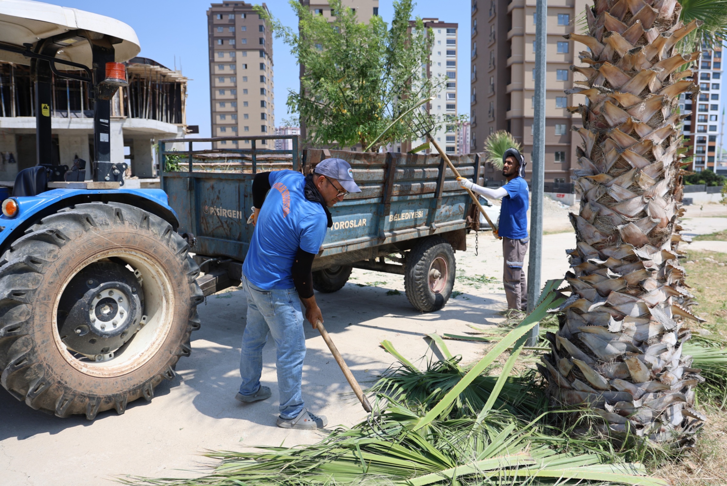 Toroslar’da park ve yeşil alanlarda bakım çalışmaları sürüyor<