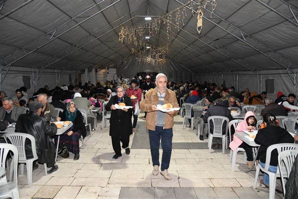Başkan Çenet, iftar çadırında vatandaşlarla oruç açtı