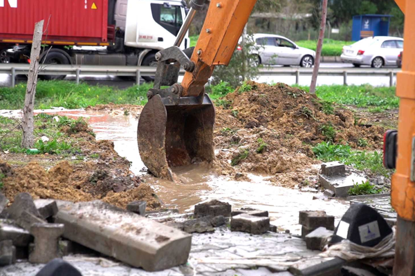 Aliağa’da taşkın yaşanan bölgelerde çalışmalar sürüyor 