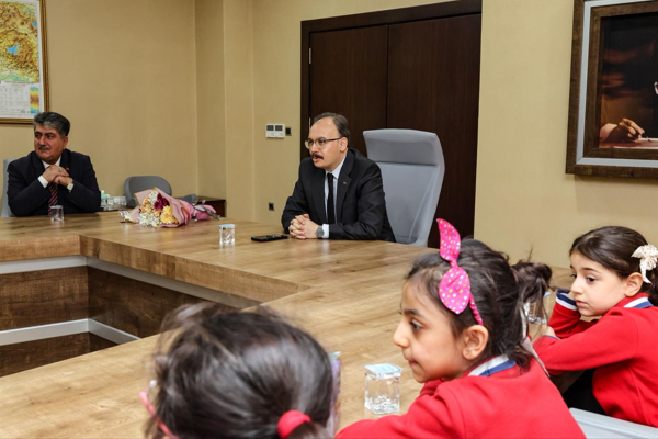 Vali Kızılkaya, öğrencilerle bir araya geldi<