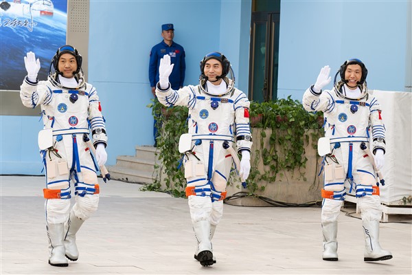 Shenzhou-18 mürettebatı madalyalarla ödüllendirildi