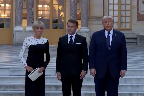 Macron, Trump’ı Versailles Sarayı’nda ağırladı<