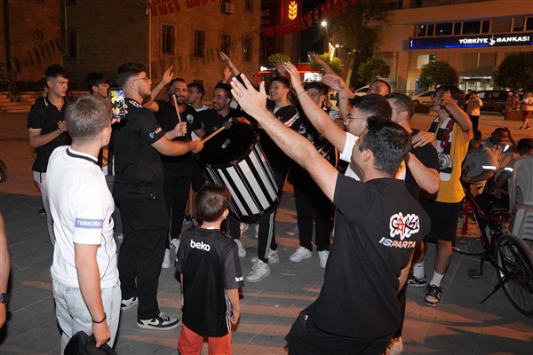 Beşiktaş-Lausanne Sport maçı dev ekranda izlendi
