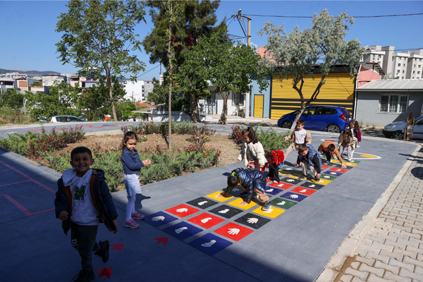 Buca İnönü Mahallesi’nde yeni oyun sokağı hizmete açıldı<