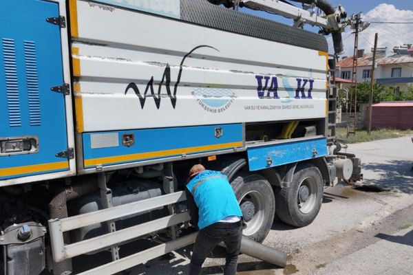 VASKİ ekipleri kanalizasyon altyapısında çalışmalarını sürdürüyor<