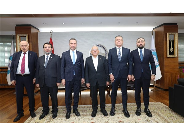 Büyükkılıç, farklı kesimlerden isimleri ağırladı