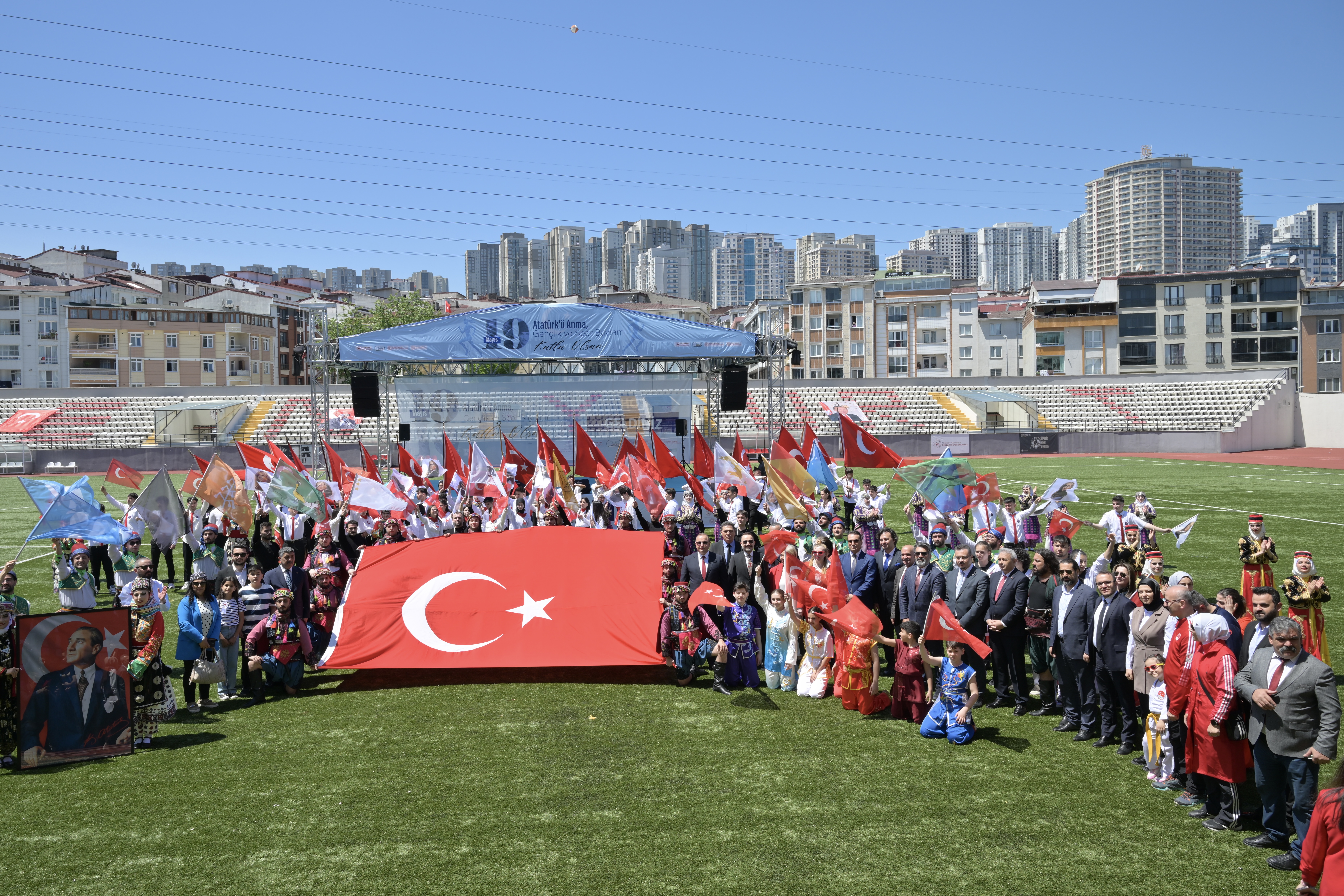 Esenyurt’ta Turgut Özal Stadyumu’nda 19 Mayıs kutlamaları yapıldı<