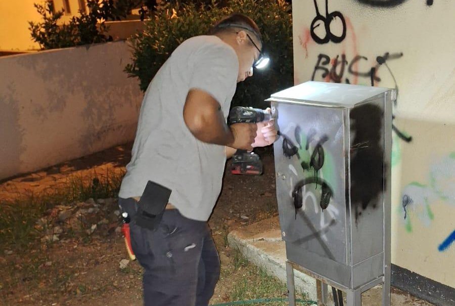 Marmaris'te elektrik ekibi sahada çalışmalarını sürdürüyor<