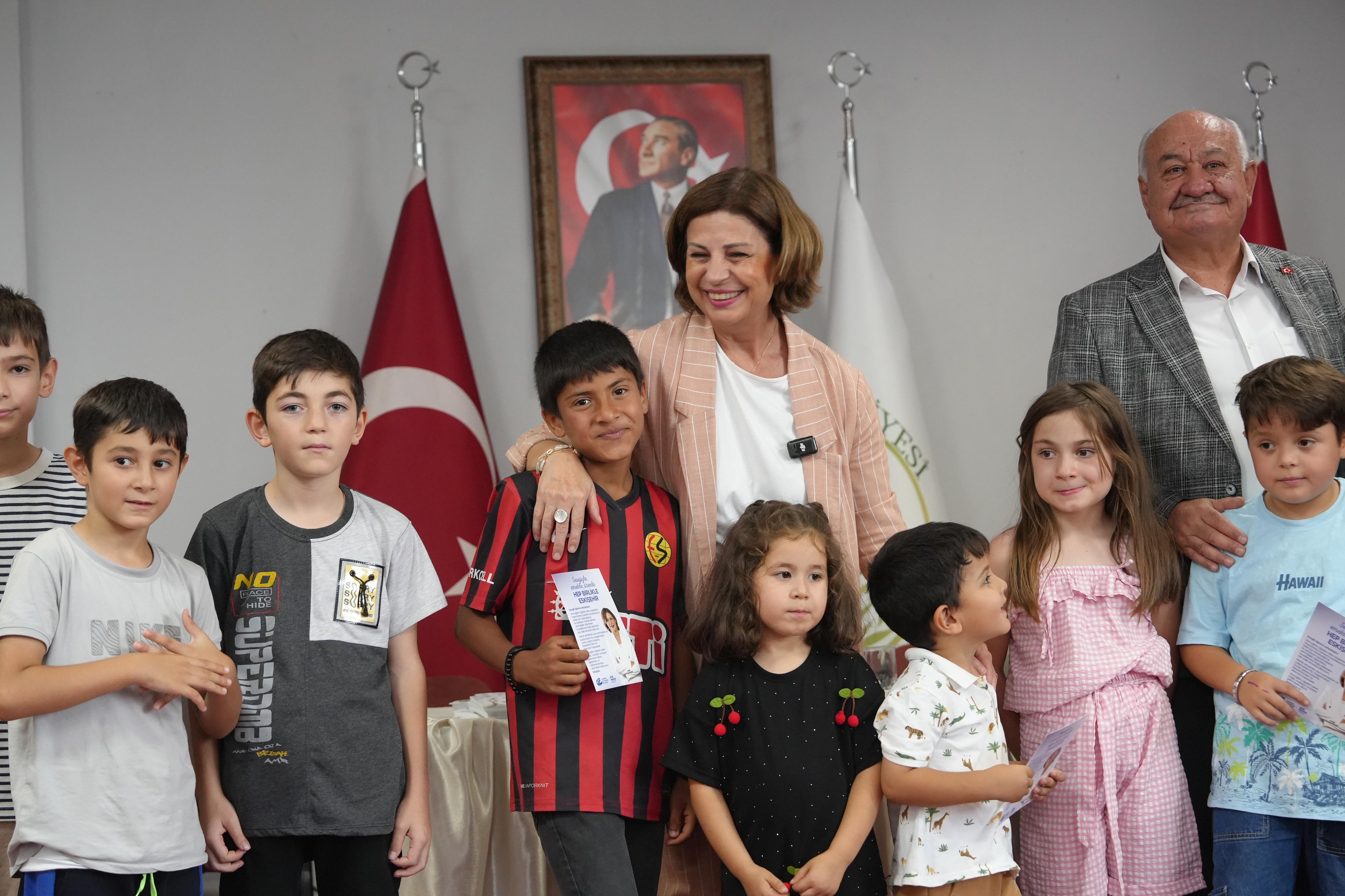 Başkan Ünlüce, kırtasiye setlerini öğrencilere bizzat teslim etti