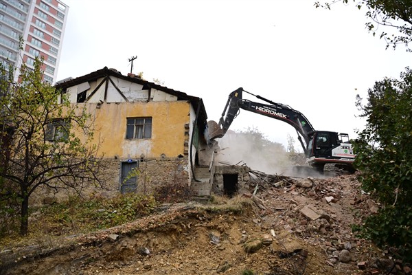 Mamak’ta üç metruk yapı yıkıldı<