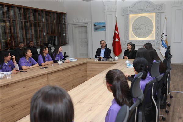 Eş Başkan Şedal ve Zeydan kadın futbol takımıyla bir araya geldi