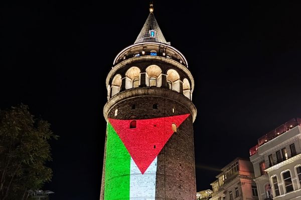 Galata Kulesi Filistin bayrağıyla aydınlatıldı
