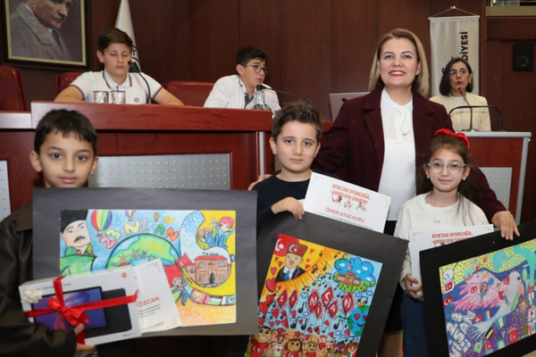 İzmit’te 23 Nisan kapsamında düzenlenen yarışmalarda çocuklar ödüllerini aldı<