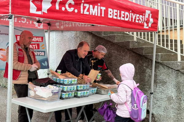 İzmit Belediyesi'nden öğrencilere pizza ve ayran ikramı<
