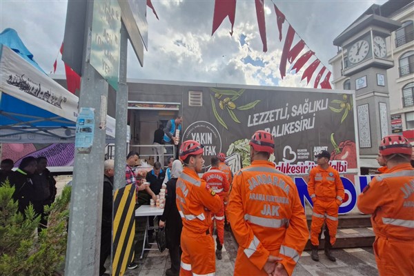 Balıkesir Büyükşehir Belediyesi 107 araç, 242 personelle deprem bölgesinde  <