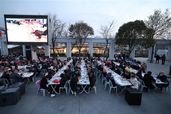 Bakırköy Belediyesi, Cumhuriyet Meydanı’nda iftar yemeği düzenledi<